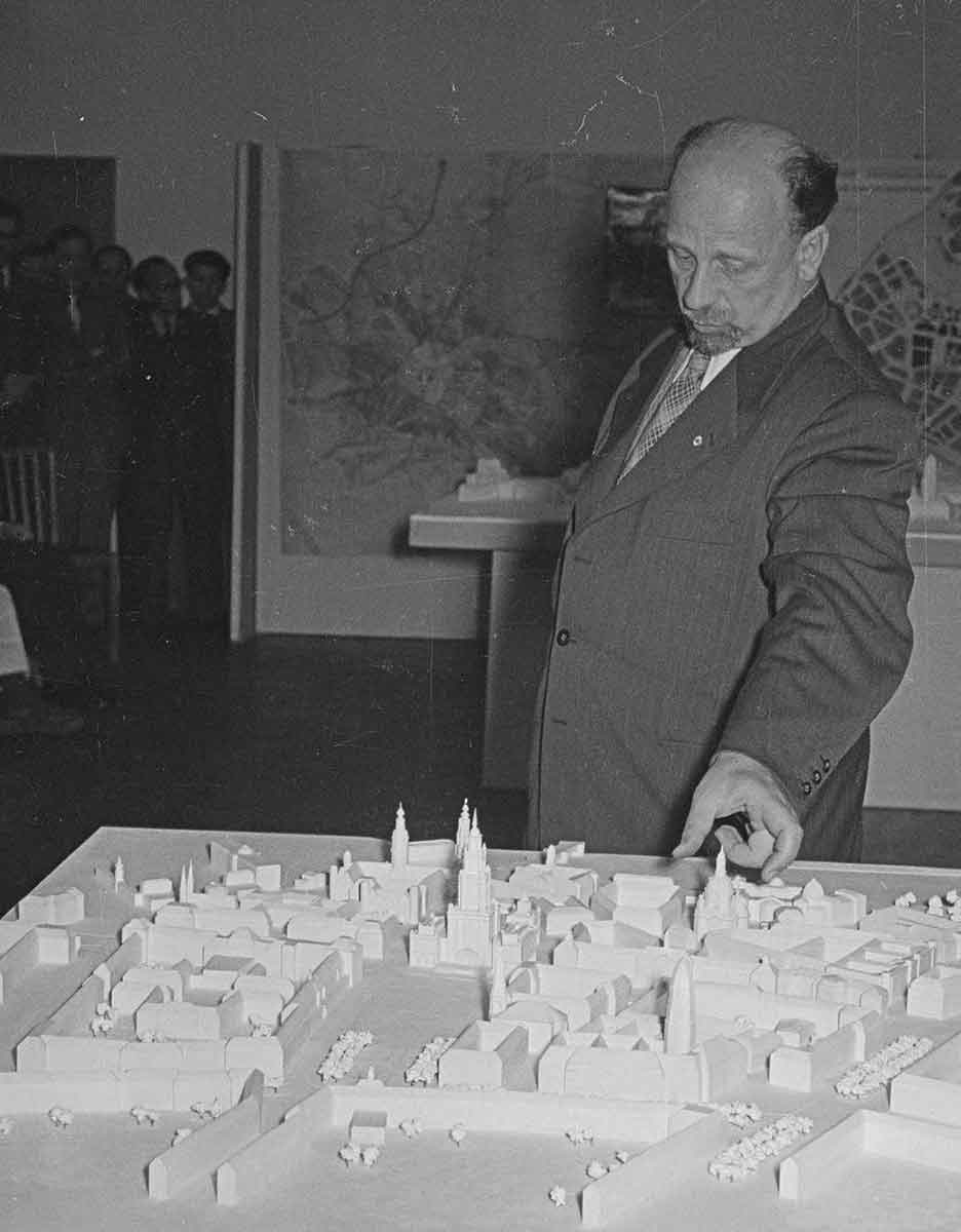 Walter Ulbricht vor dem Stadtmodell. 1961