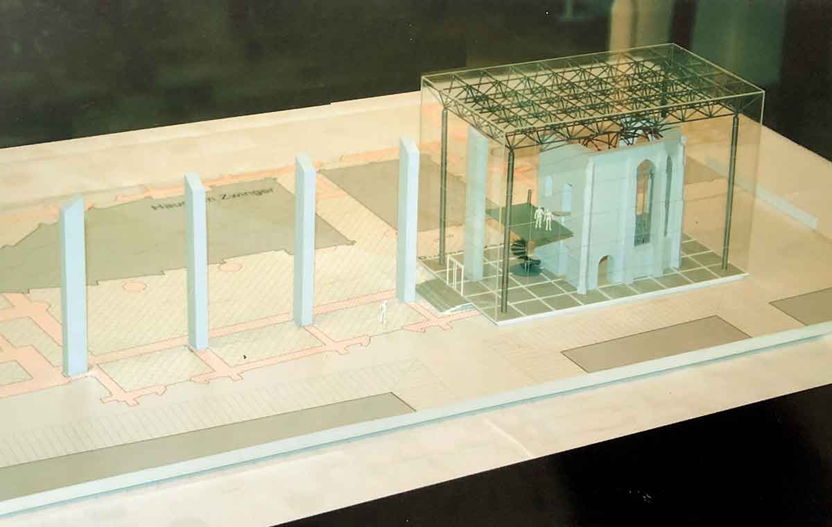 Modell des 1. Preises des am 25. Oktober 1995 ausgelobten Wettbewerbes zur Gestaltung des Gedenkortes. Architekten Torsten Gustavs und Siegmar Lungwitz, Dresden.