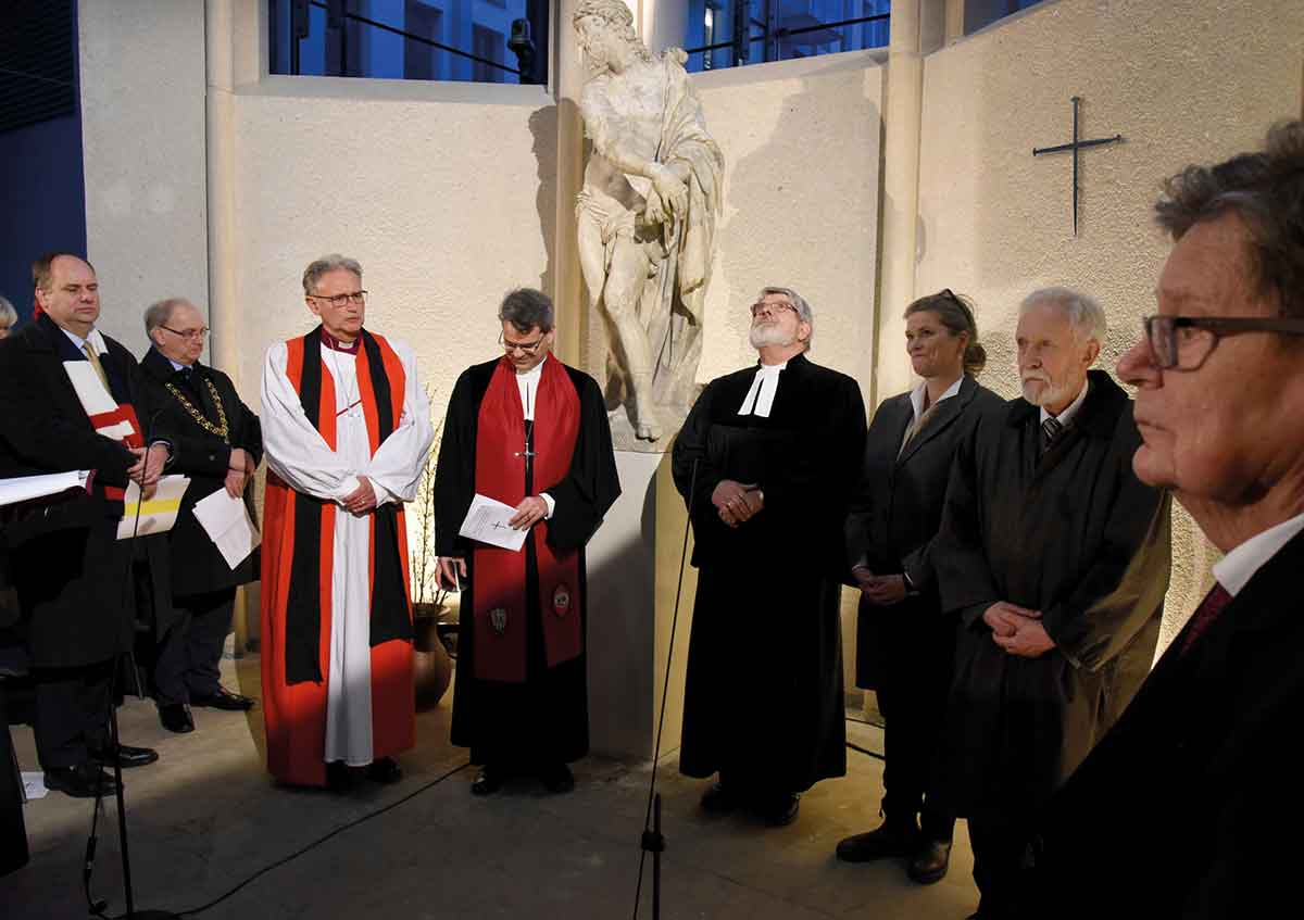 Übergabe des Nagelkreuzes durch Bischof Dr. Christopher Cocksworth aus Coventry am 12. Februar 2019 an die Gedenkstätte Sophienkirche