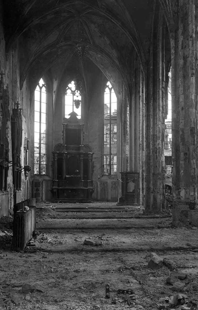 Der ausgebrannte Innenraum vor dem Einsturz der Gewölbe am 28.2.1946