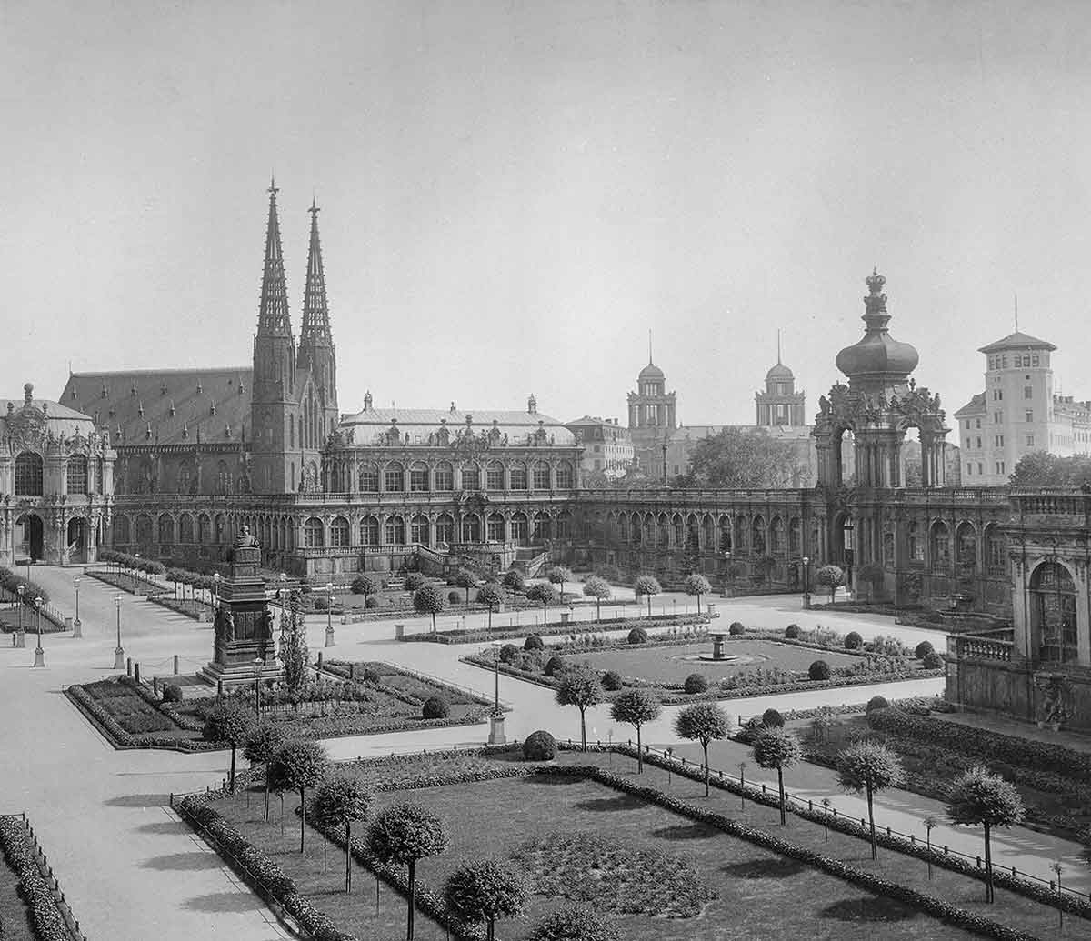 Blick auf die Sophienkirche aus dem Zwingerhof, um 1900