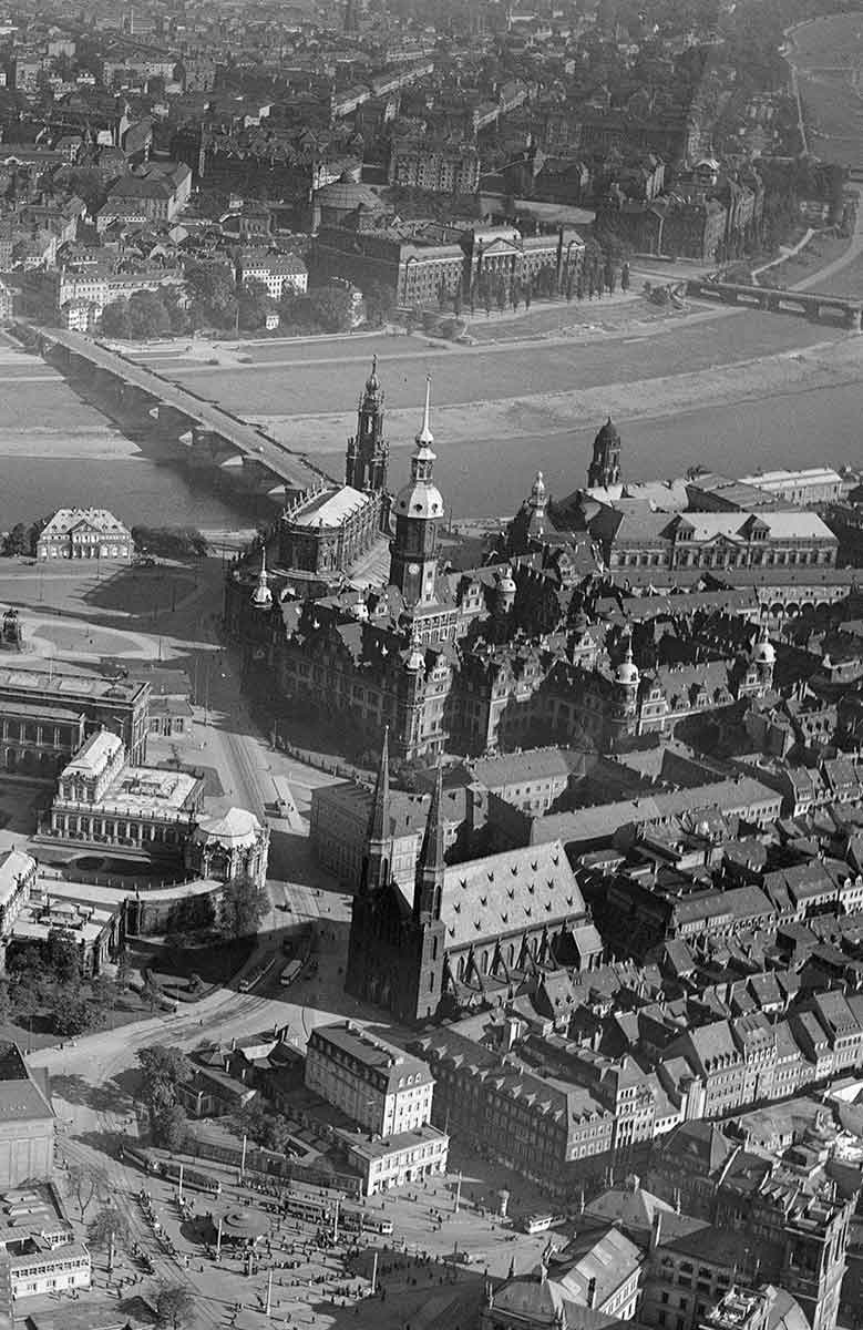 Luftbild des unzerstörten Stadtzentrums mit der Sophienkirche